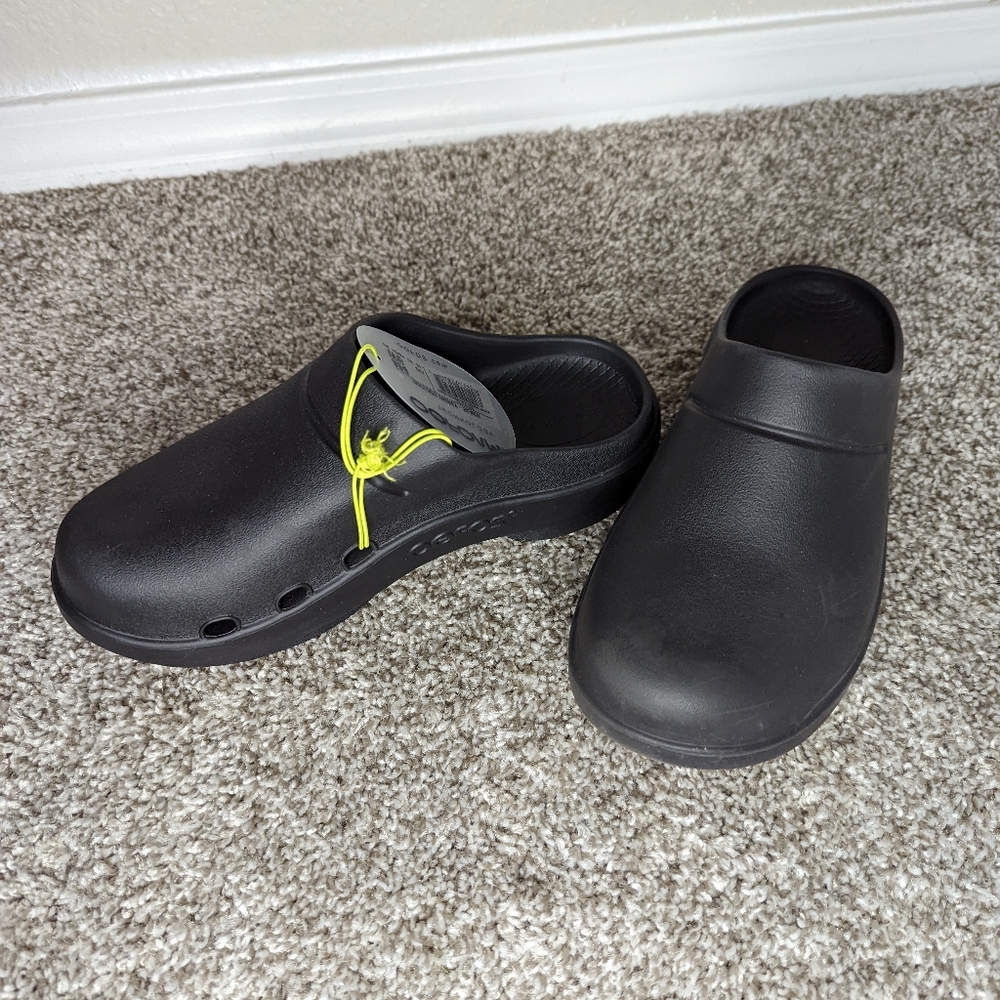 NWT Oofos Black Slip On Clog- UNISEX M4 W6